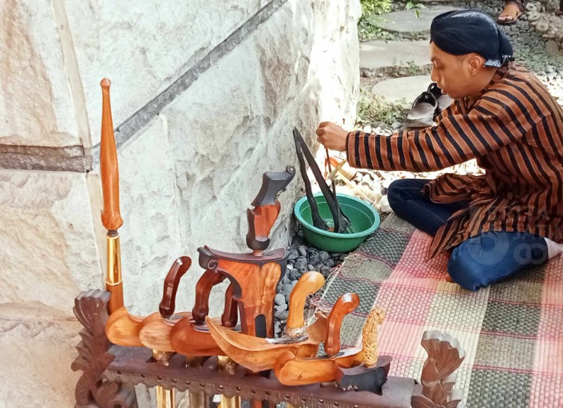 Waktu Yang Tepat Menjamas Keris