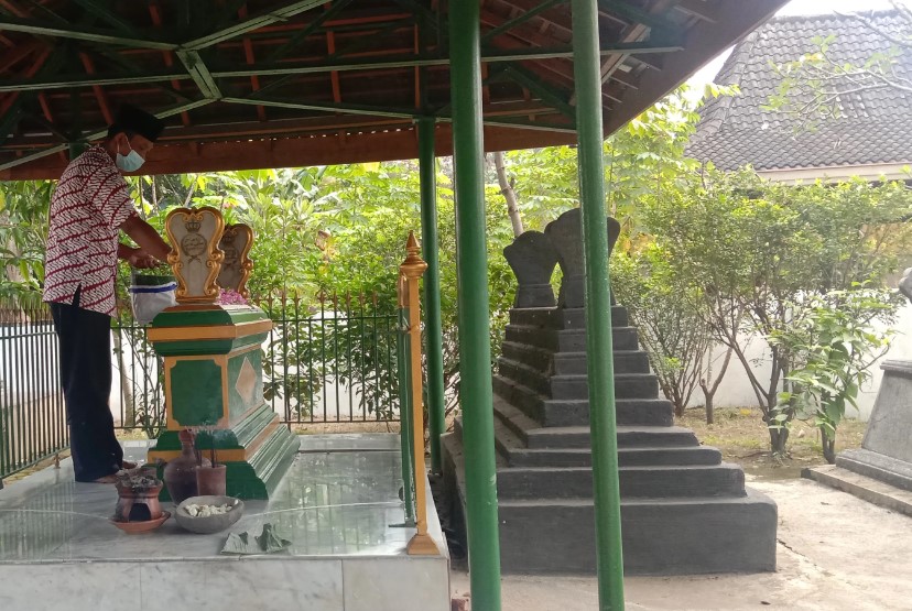 Perbedaan Petilasan dan Makam